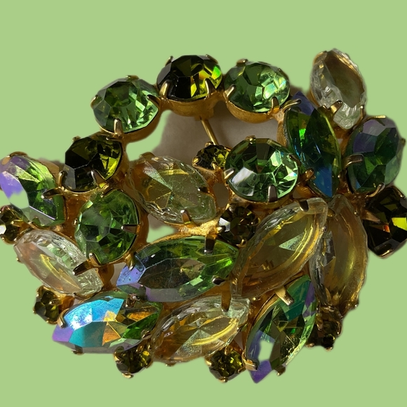 Vintage gold toned arched palmed flower brooch with rhinestones. - Picture 3 of 4